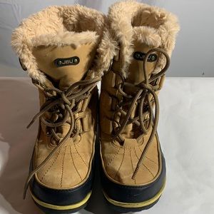 JBU snow boots size 7.5 M